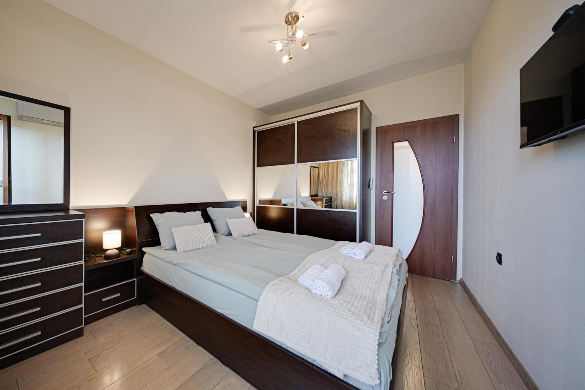 Southpark Luxe - Free Underground Parking Apartment *